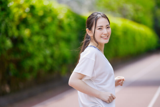 ランニングをする女性