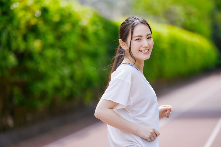 ランニングをする女性
