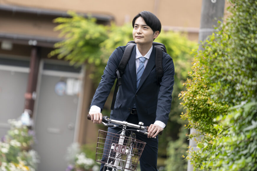 自転車で通勤する男性