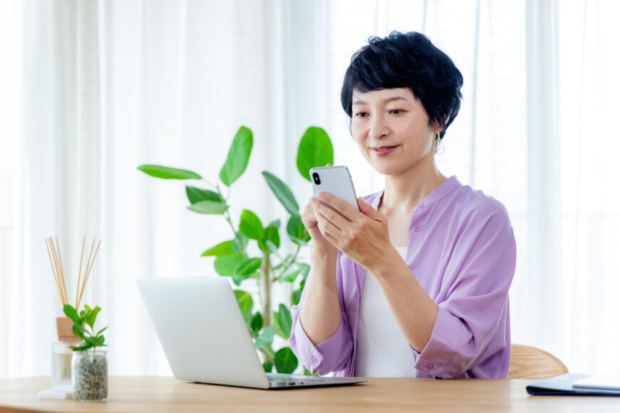 スマホで検索中の女性