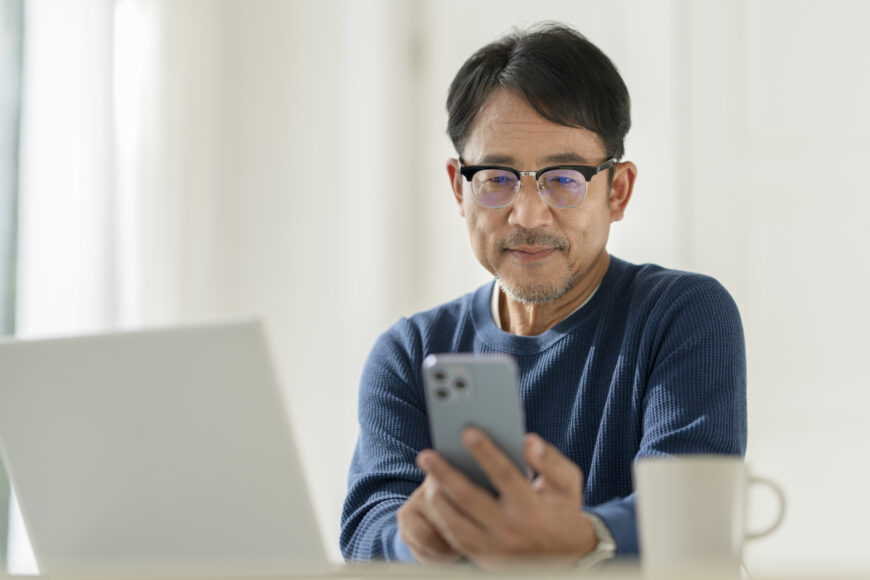 スマホで検索する男性