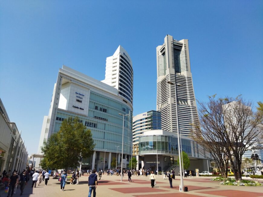 桜木町駅前