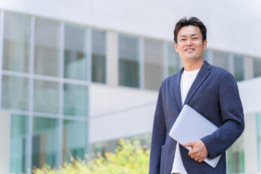 会社の前にいる男性