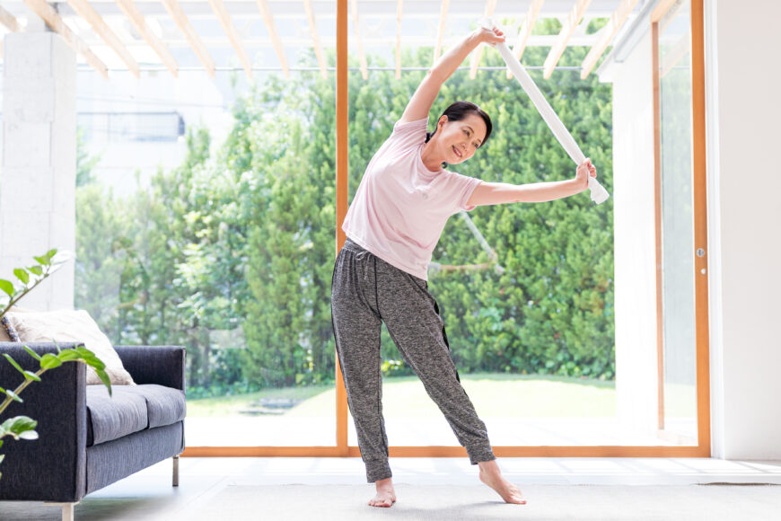 タオルストレッチをする女性