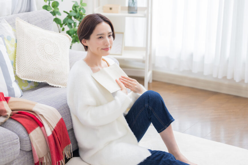 リビングでくつろぐ女性