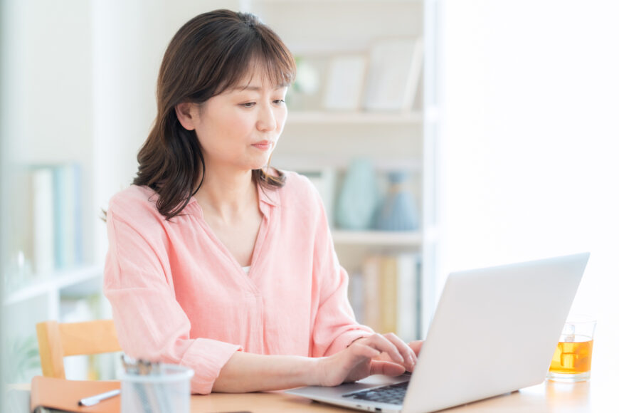 パソコンで調べ物をする女性