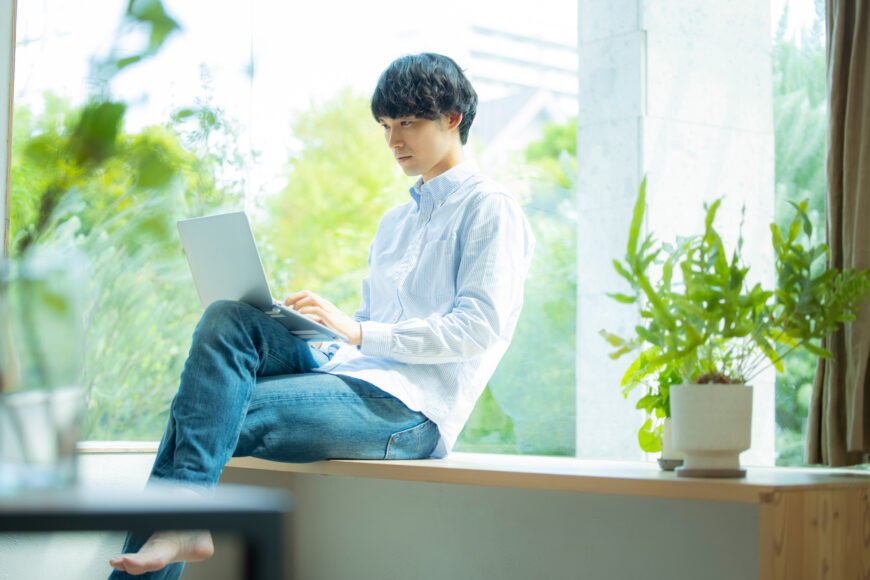 パソコンで検索する男性