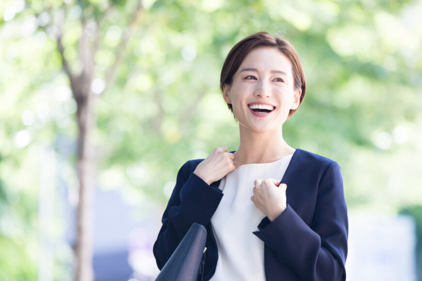 外でほほえむ女性