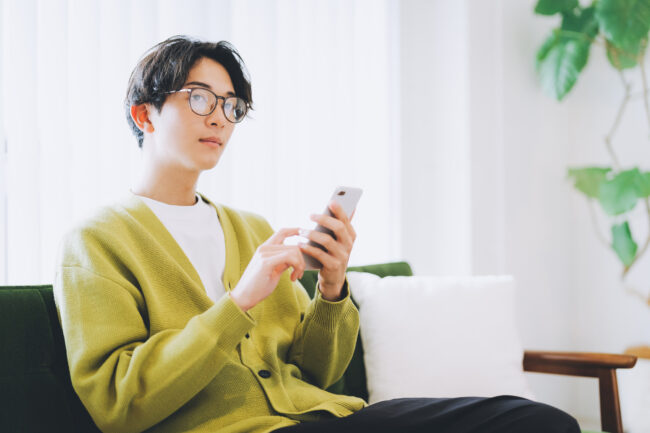 スマホを操作する男性