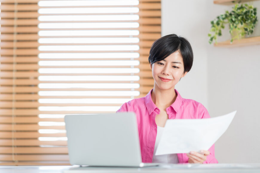 書類をまとめる女性