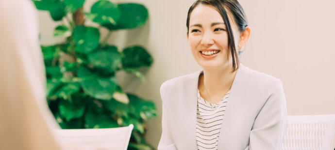 面談を受ける女性