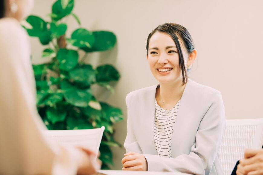面談を受ける女性