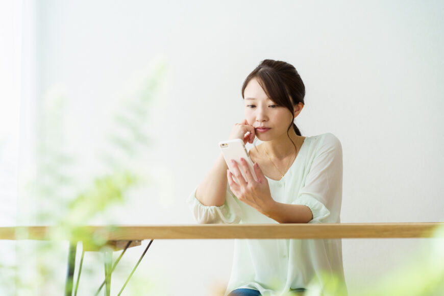 スマホで検索をする女性