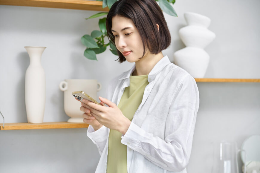 スマホで検索する女性