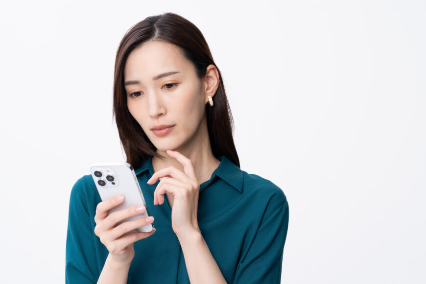 スマホを見る女性