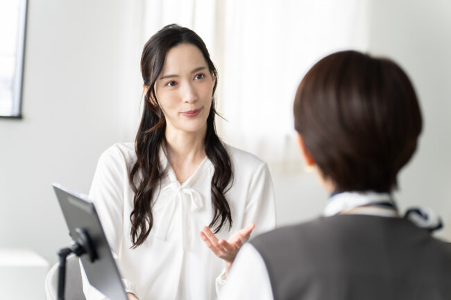 面談する女性