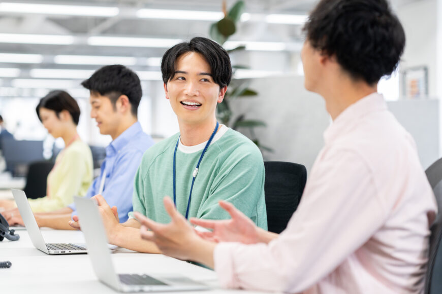 オフィスで話す男性