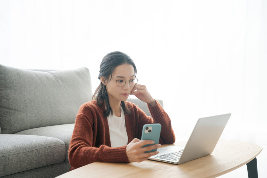 ネット検索をする女性