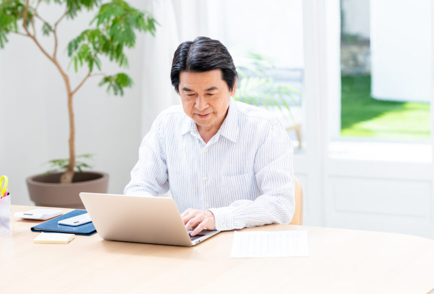 パソコンで調べ物をする　60代男性