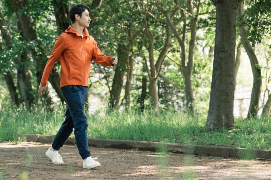 ウォーキングをする男性