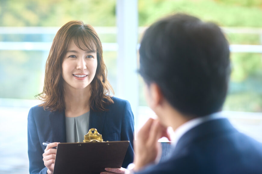 面談する女性