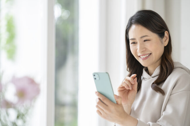 スマートフォンで検索する女性