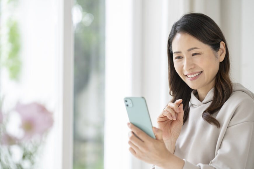 スマートフォンで検索する女性