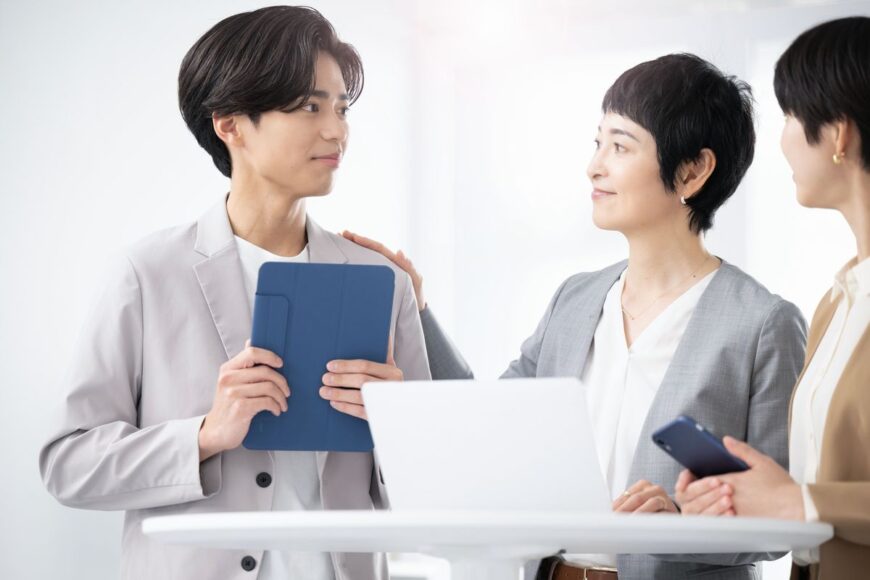 社内で話をする同僚