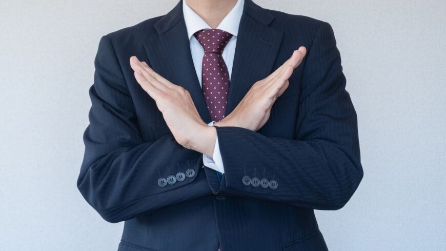 ✖をだすビジネスマン