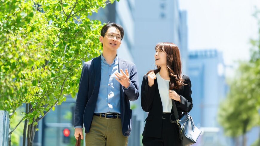 話をする男性と女性