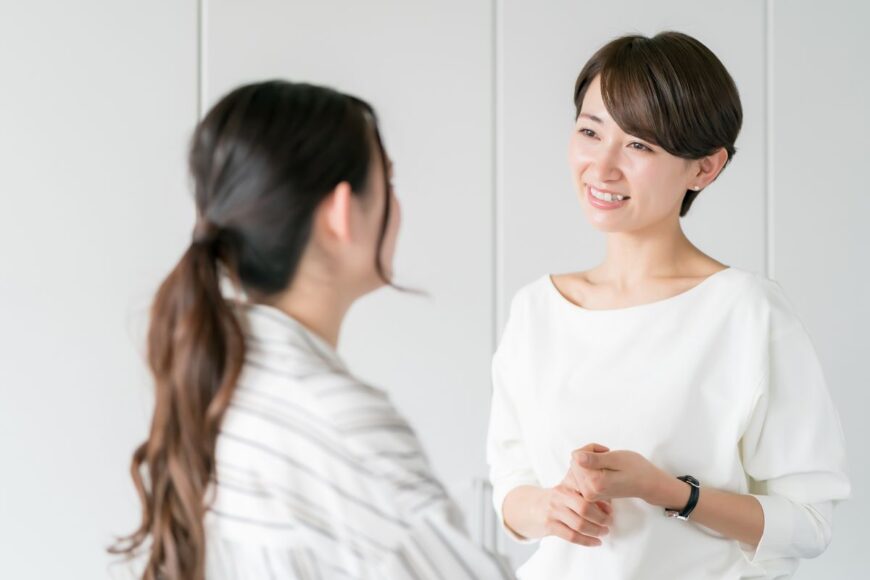 話をする女性２人