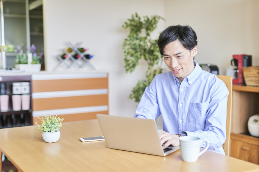 PCで検索する男性