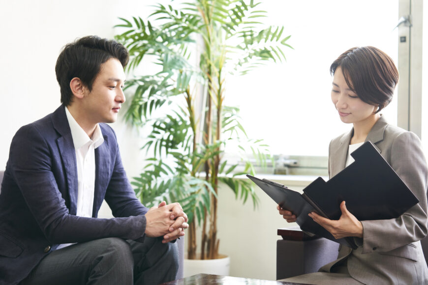 リワークの支援員と話す男性