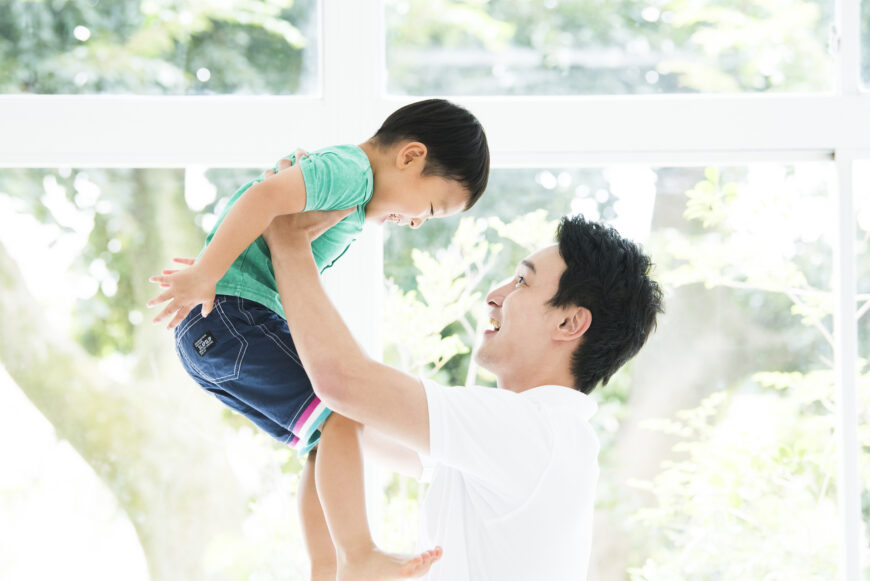 子どもと遊ぶ男性