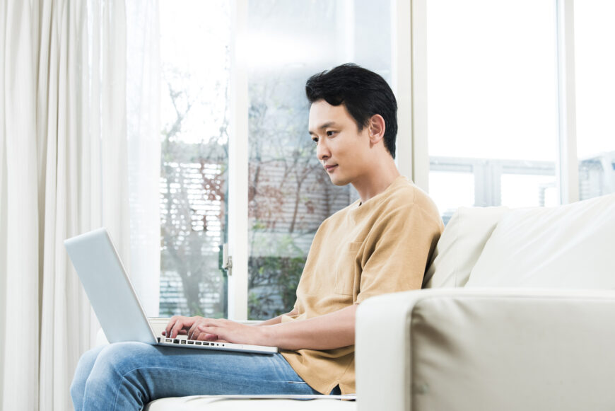 PCで調べものをする男性
