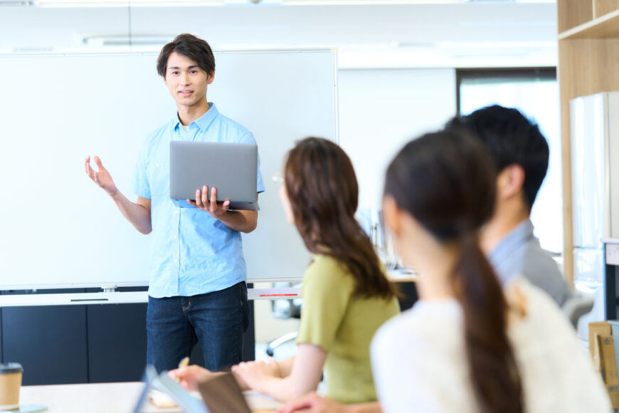 発表をする男性