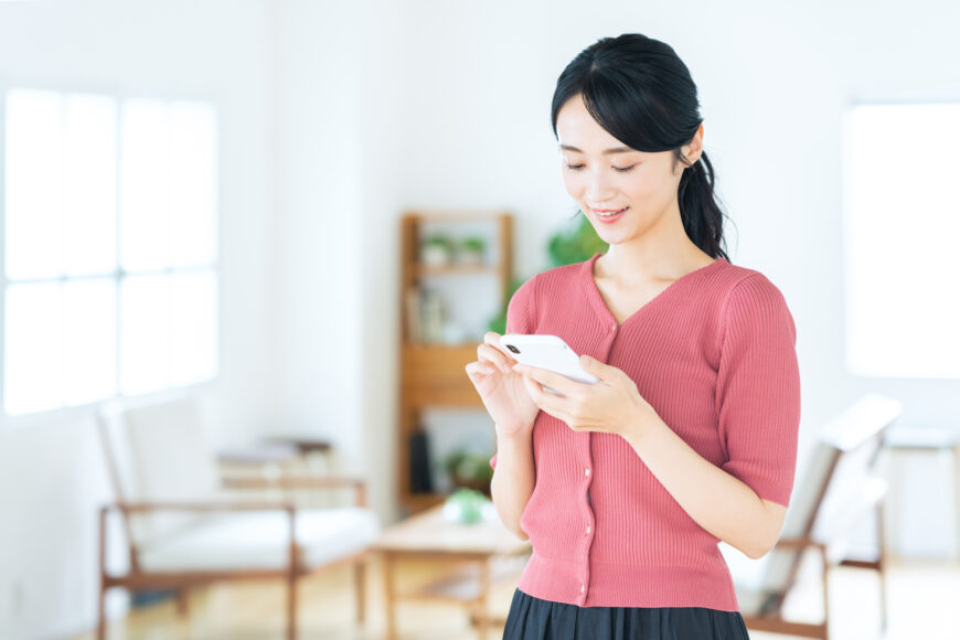 スマホで調べる女性