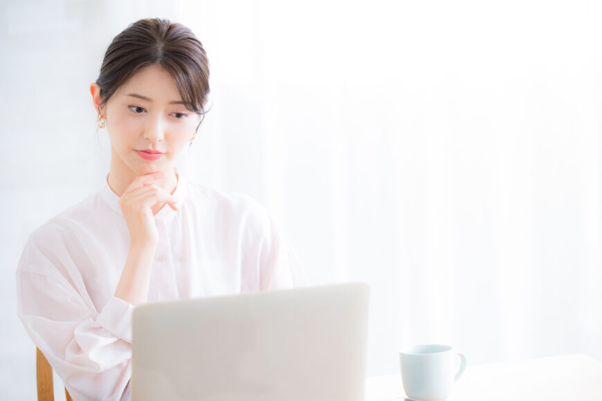 PCで調べものをする女性