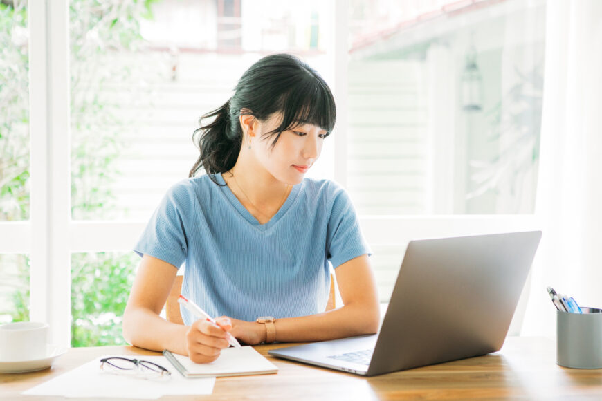 PCで検索する女性